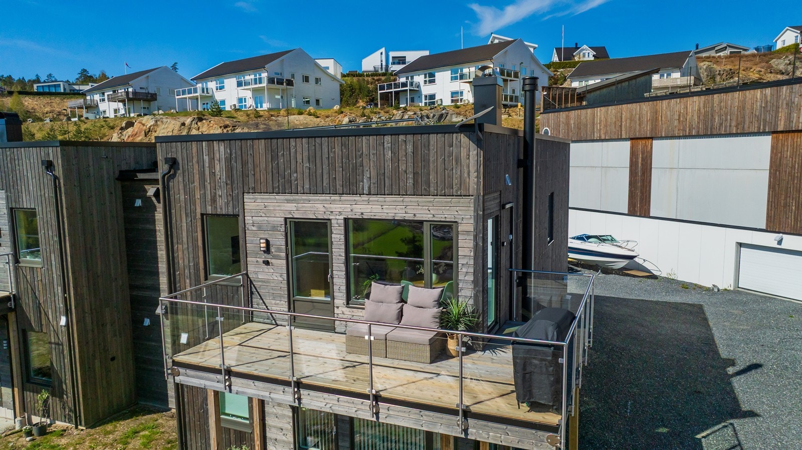 Rekkverk i aluminium og glass gir et moderne og stilrent uttrykk, samtidig som det slipper utsikten fritt inn og lar deg nyte omgivelsene uten hindringer. Galleribilde