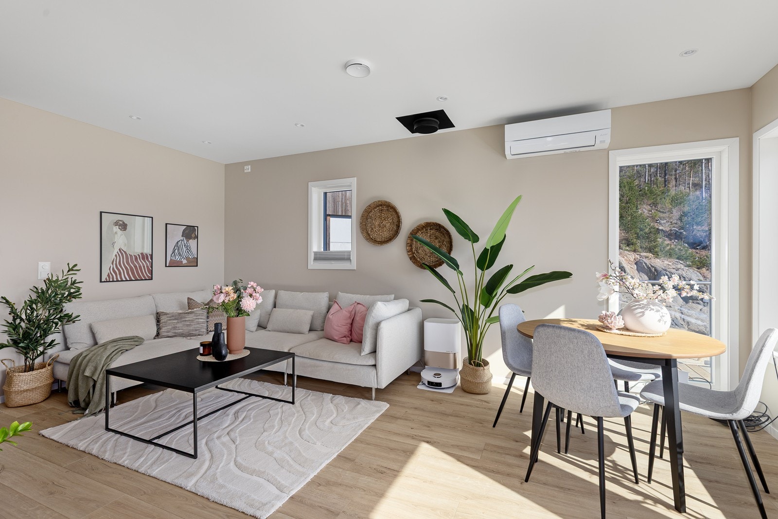 Store vindusflater slipper inn rikelig med naturlig lys og skaper en lys og behagelig atmosfære, samtidig som naturen utenfor trekkes inn som en del av rommets uttrykk. Galleribilde