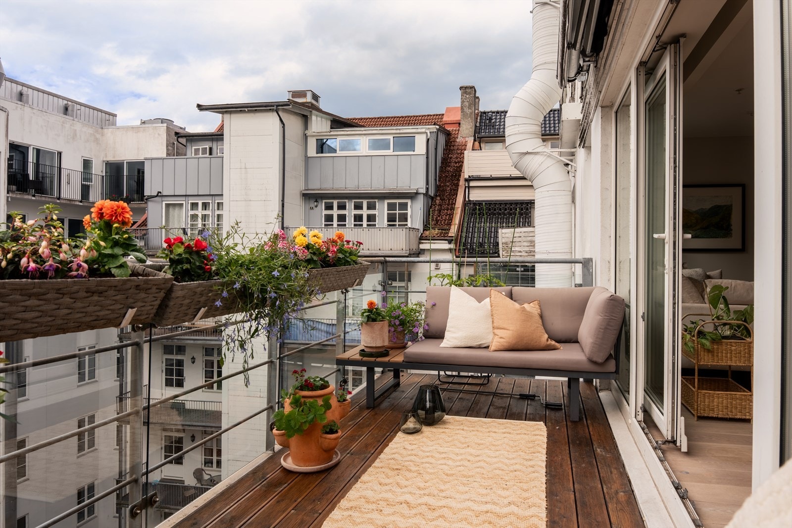 - Balkongen strekker seg utover et areal på hele 8,3 m² - Galleribilde