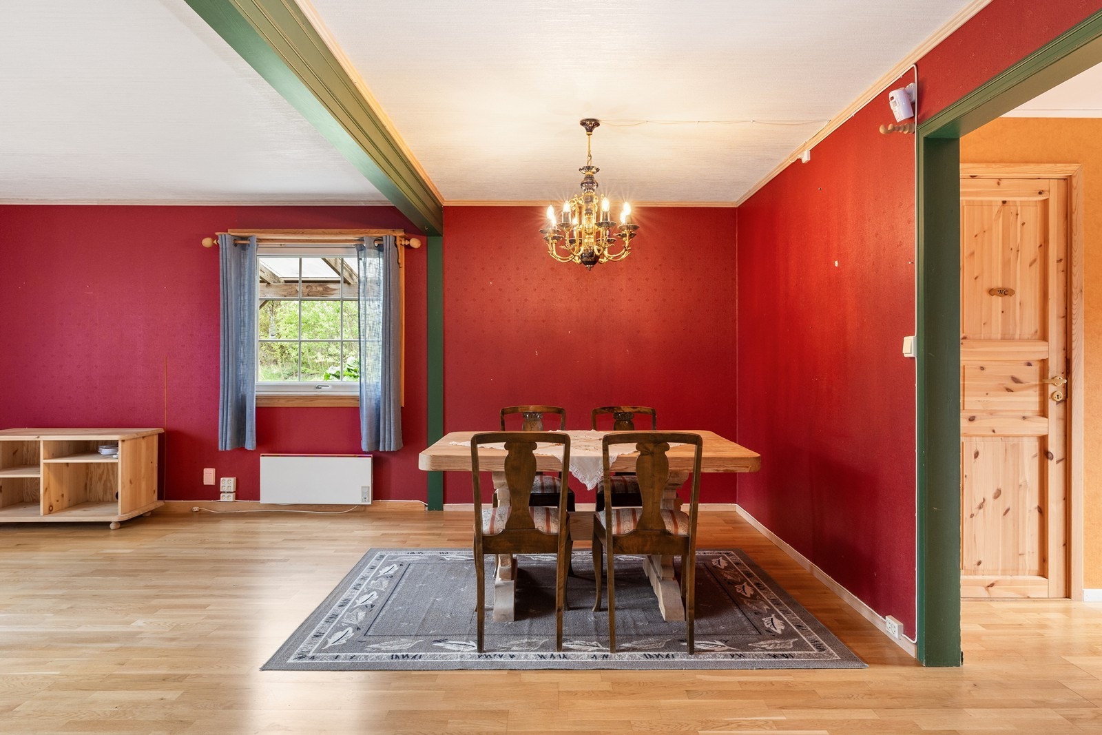 God plass for spisestue Galleribilde