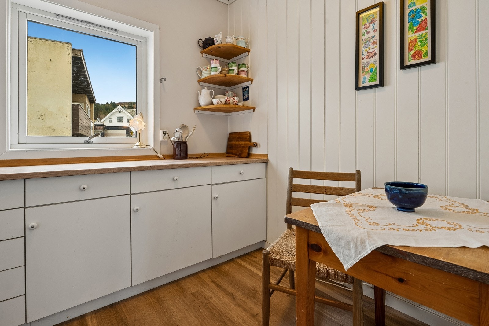 Godt med skap og benkeplass Galleribilde