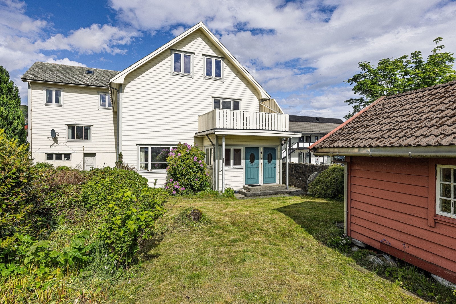 Uthus/stabbur i hagen som er nytta som lager Galleribilde