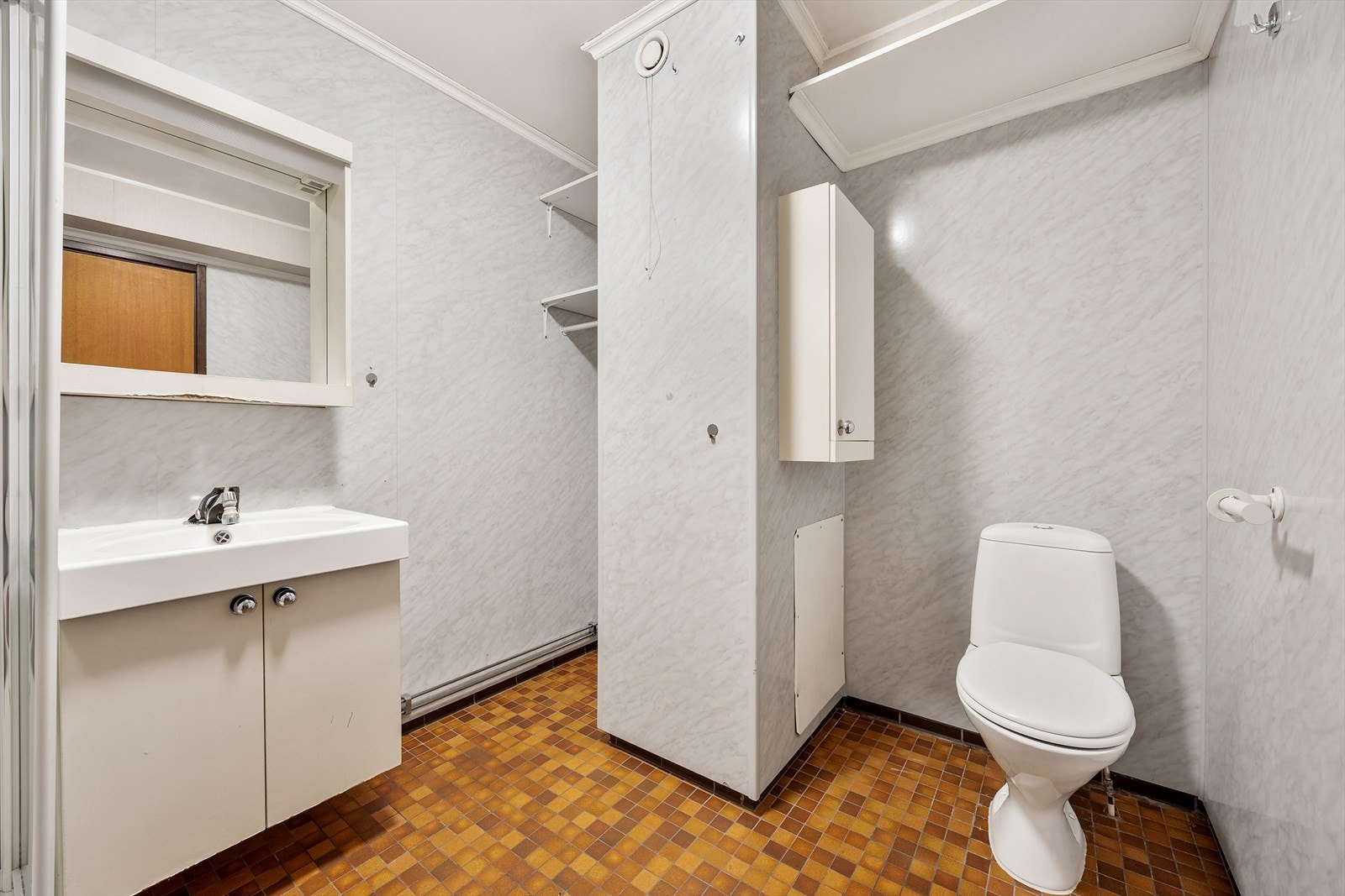 Badet er innredet med servant med underskap, klosett og dusjkabinett. Galleribilde