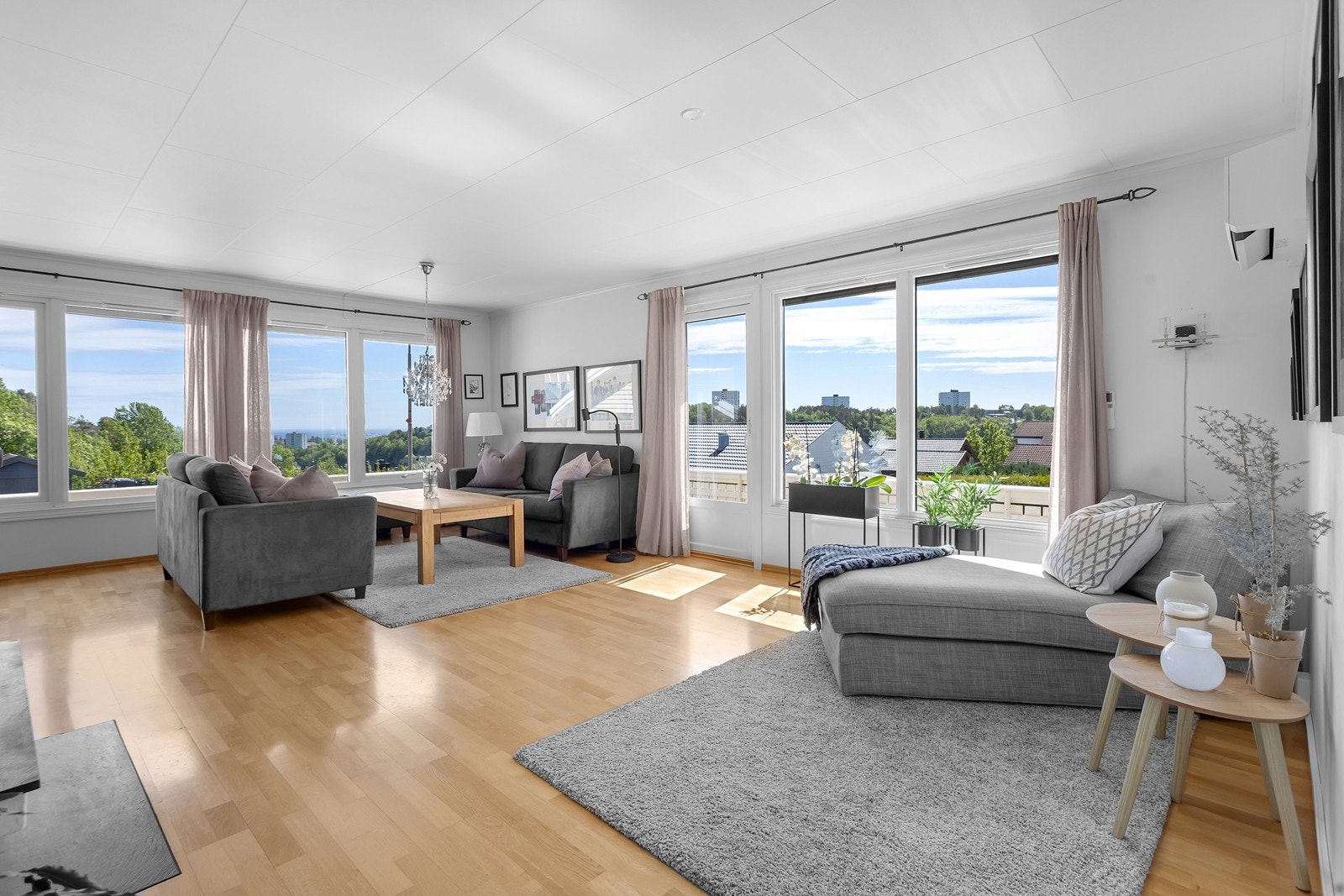 Lys og romslig stue med utgang til veranda Galleribilde