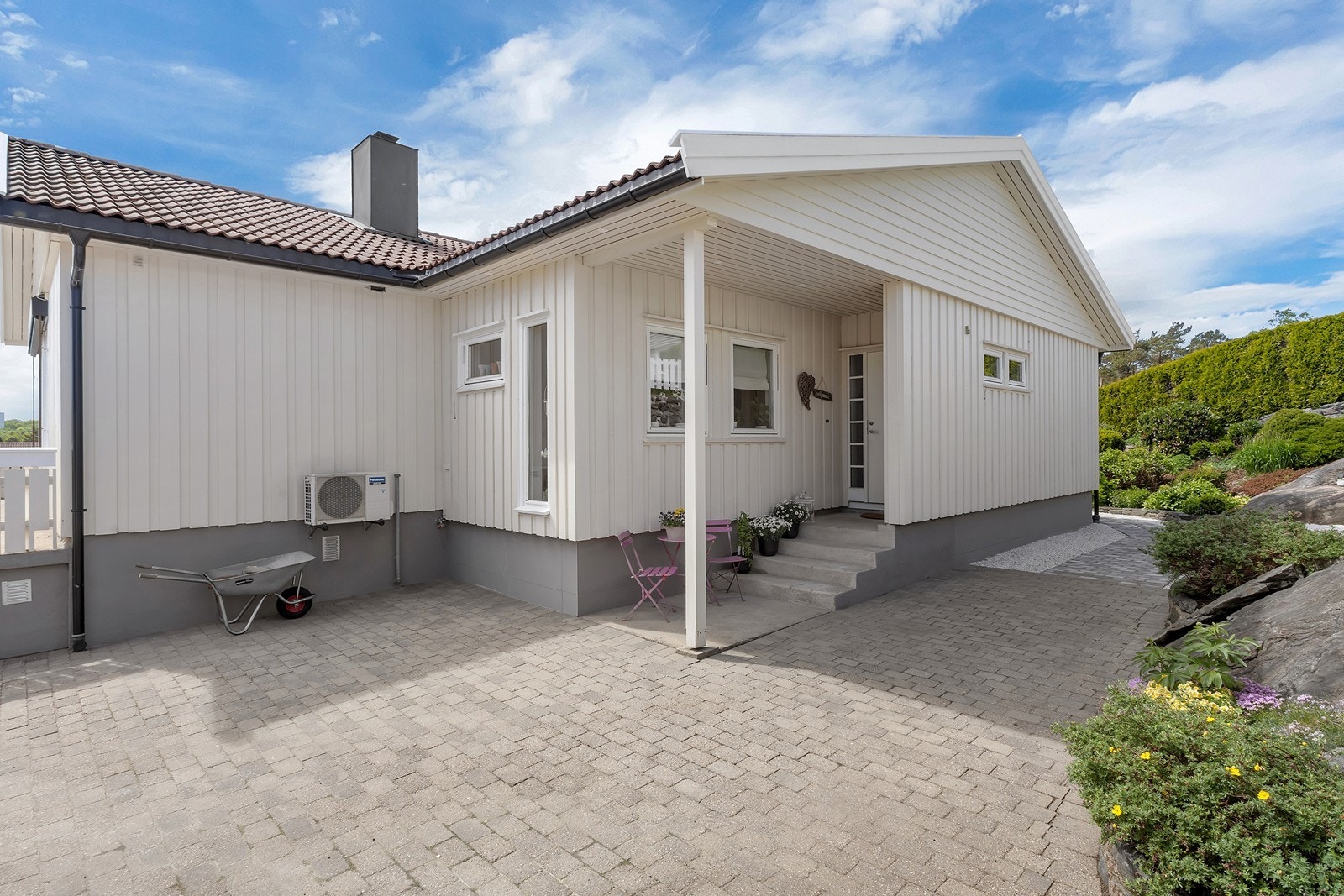 Overbygget inngangsparti. Velholdt eiendom! Galleribilde