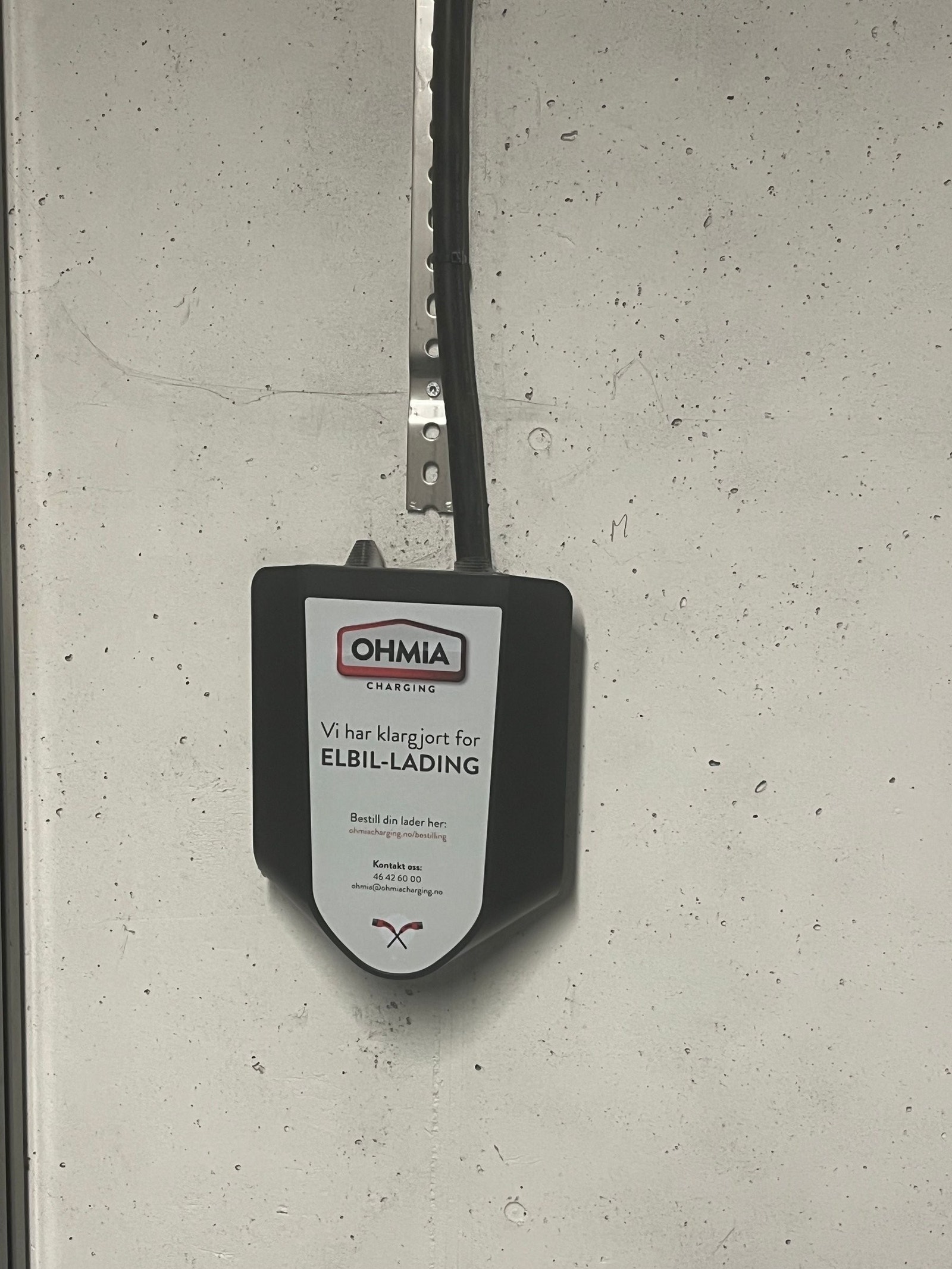 Det er opplegg for lading ved parkeringsplass i kjeller Galleribilde