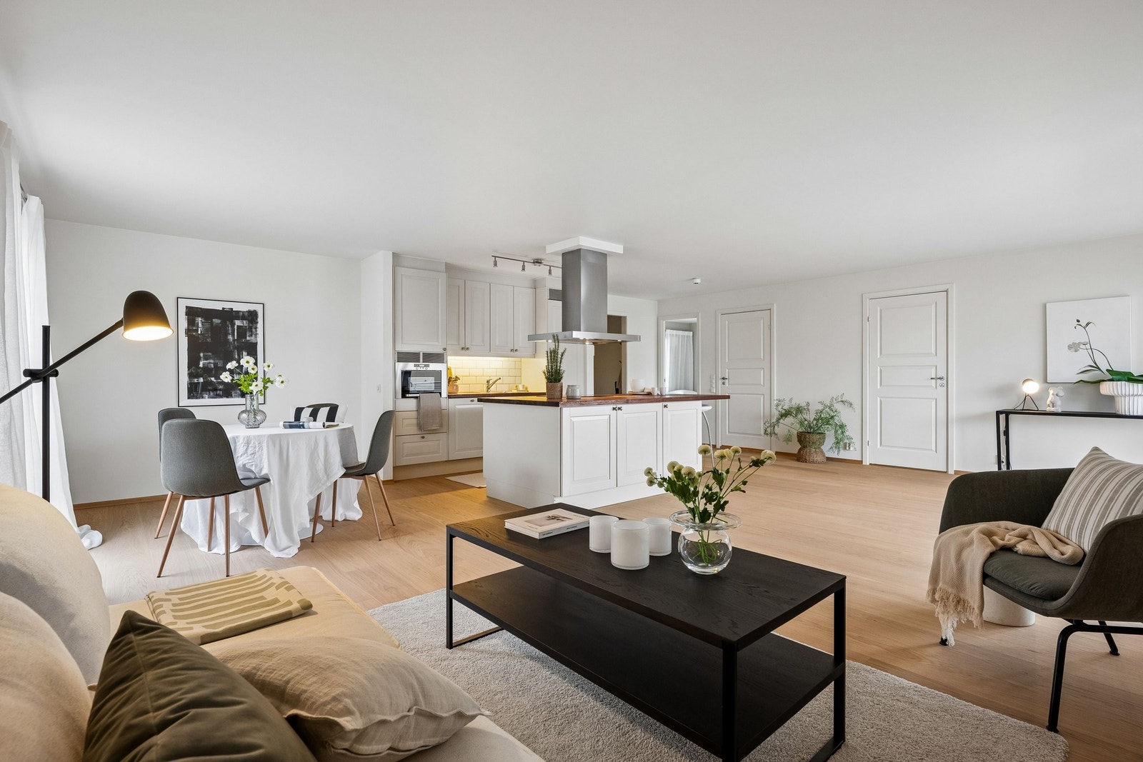 Leiligheten har en åpen løsning for kjøkken og stue. dette gir en egen romfølelse og trivsel. Galleribilde