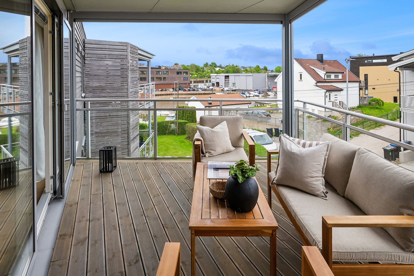 Romslig terrasse bilde mot elv, øst. Galleribilde