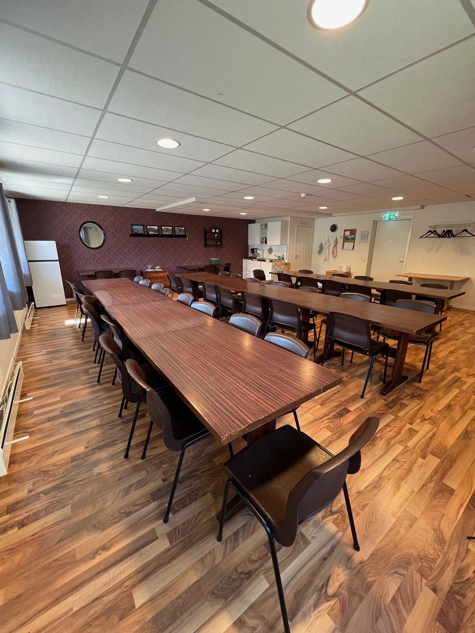 Borrettslaget har et forsamlingslokale som ligger i samme bygg som leiligheten. Her er det jevnlige kaffesamlinger for beboerne, og mulighet for leie til egne arrangement 150,-/dag. Og eget reglement for utleie. Galleribilde