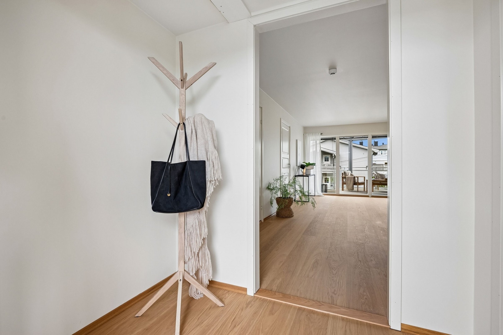 Egen gang med inngang til stue/kjøkken og til vaskerom/bod. Galleribilde