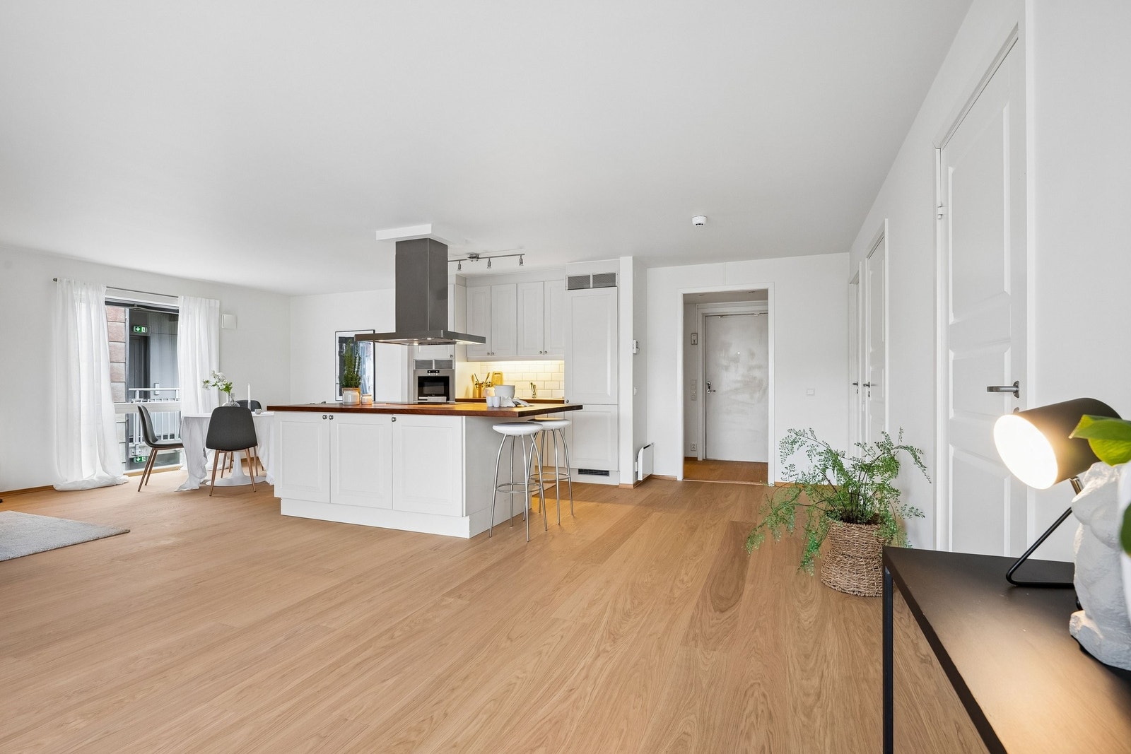 Det er lagt nye hardtre gulv i stue, begge soverom og gang av typen Bjelin i eksklusiv Select kvalitet. Du finner ikke en eneste kvist i dette vakre gulvet. Galleribilde