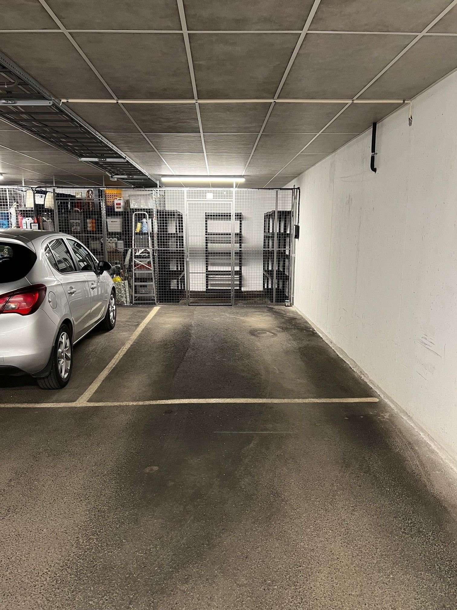 Dyp og romslig parkeringsplass. Kort vei til inngang og heis. Galleribilde