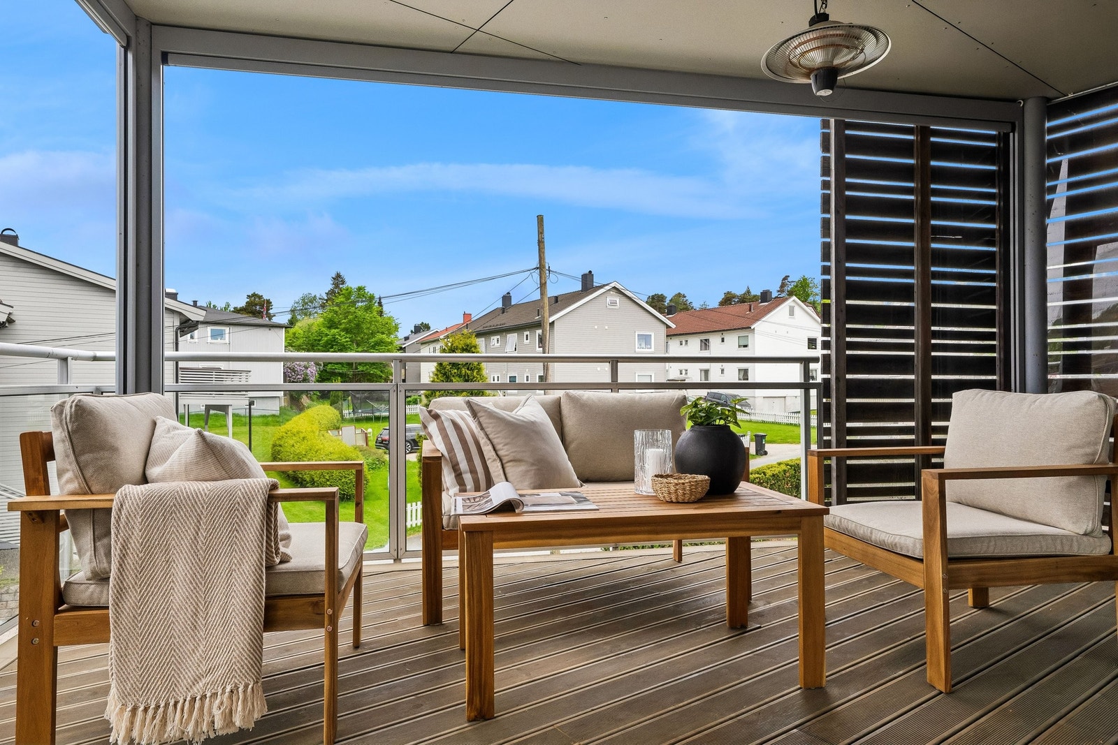 Terrasse vender mot syd og ut av borettslaget slik at du har få gjenboere ved bruk og lite innsyn i leiligheten. Bilde mot sørvest. Galleribilde