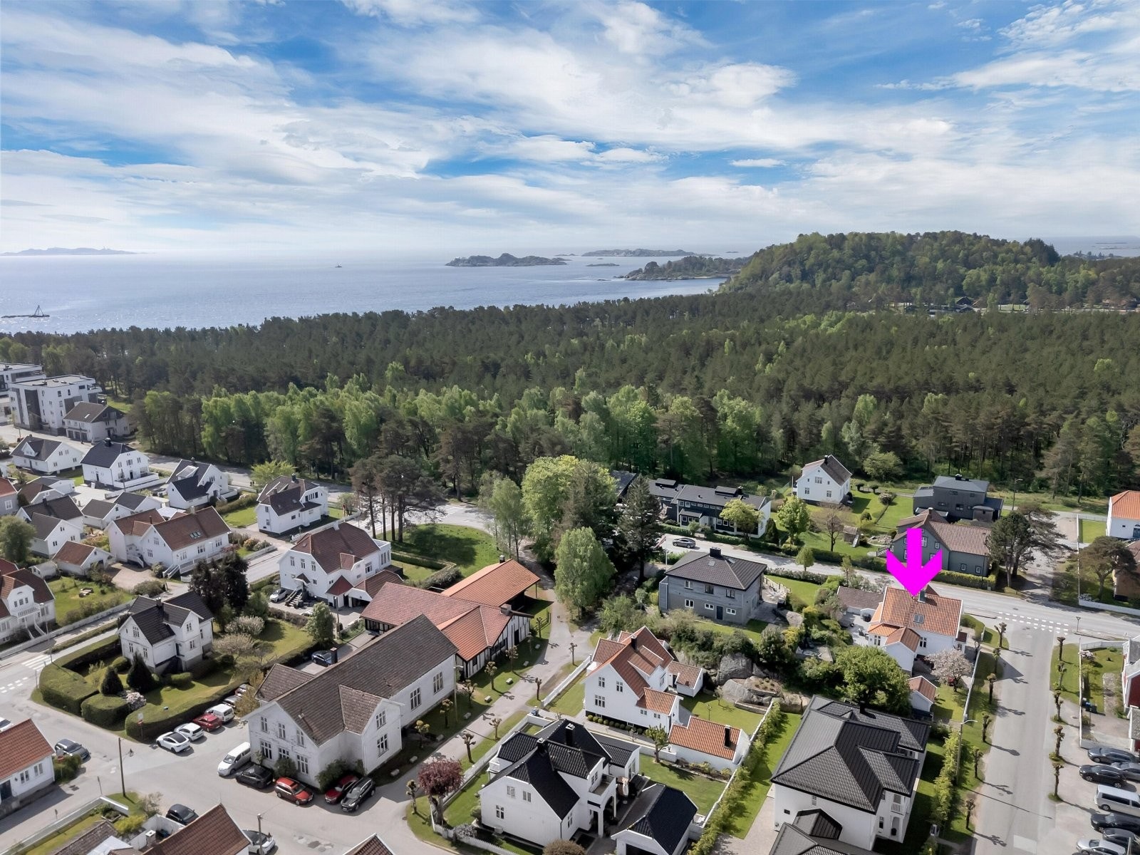 Rett ved boligen ligger Furulunden med sine mange strender som er et populært sted for tur og løping såvel som bading og avslapping. Galleribilde