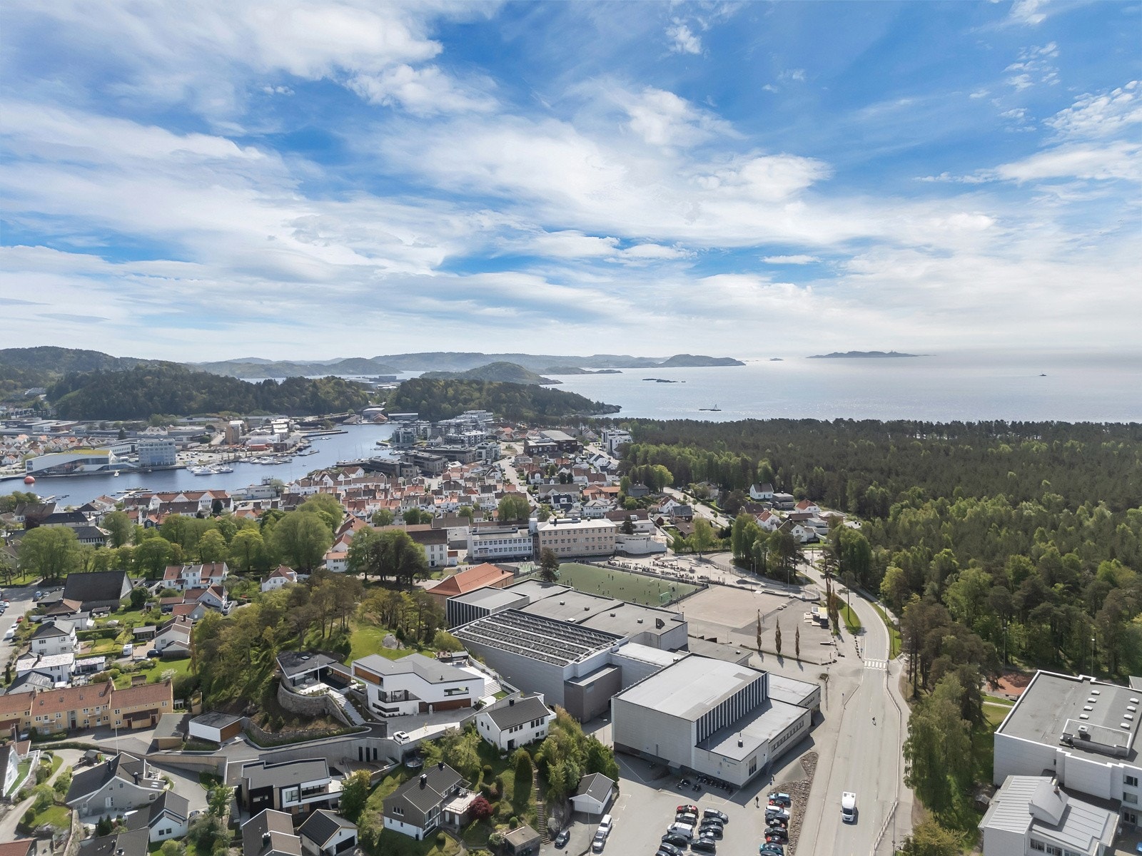 Boligen har en attraktiv beliggenhet ved Furulundens flotte turområde rett over veien og korte avstand til skoler og idrettsanlegg. Galleribilde