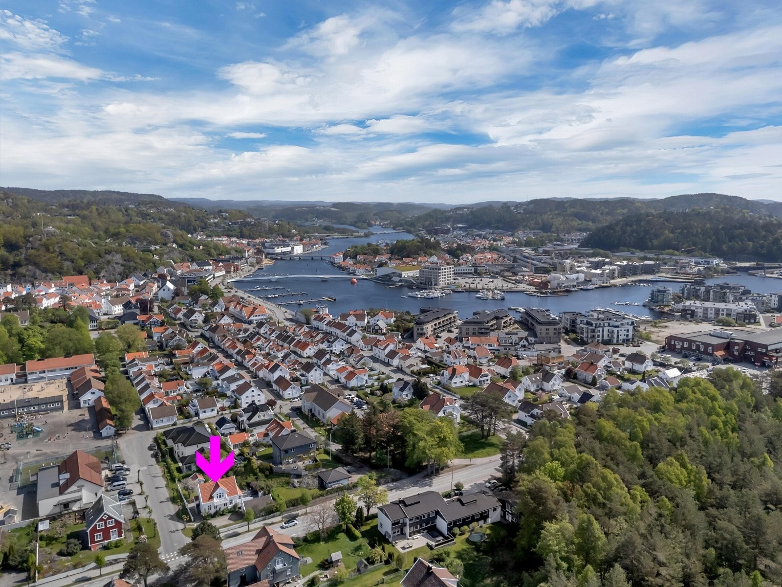 Furulundsgata 9 har en unik beliggenhet kun noen minutters gange fra Mandal sentrums fasiliteter med bl.a. butikker, kafeer, restauranter, koselige gågater og Buen kulturhus. Galleribilde