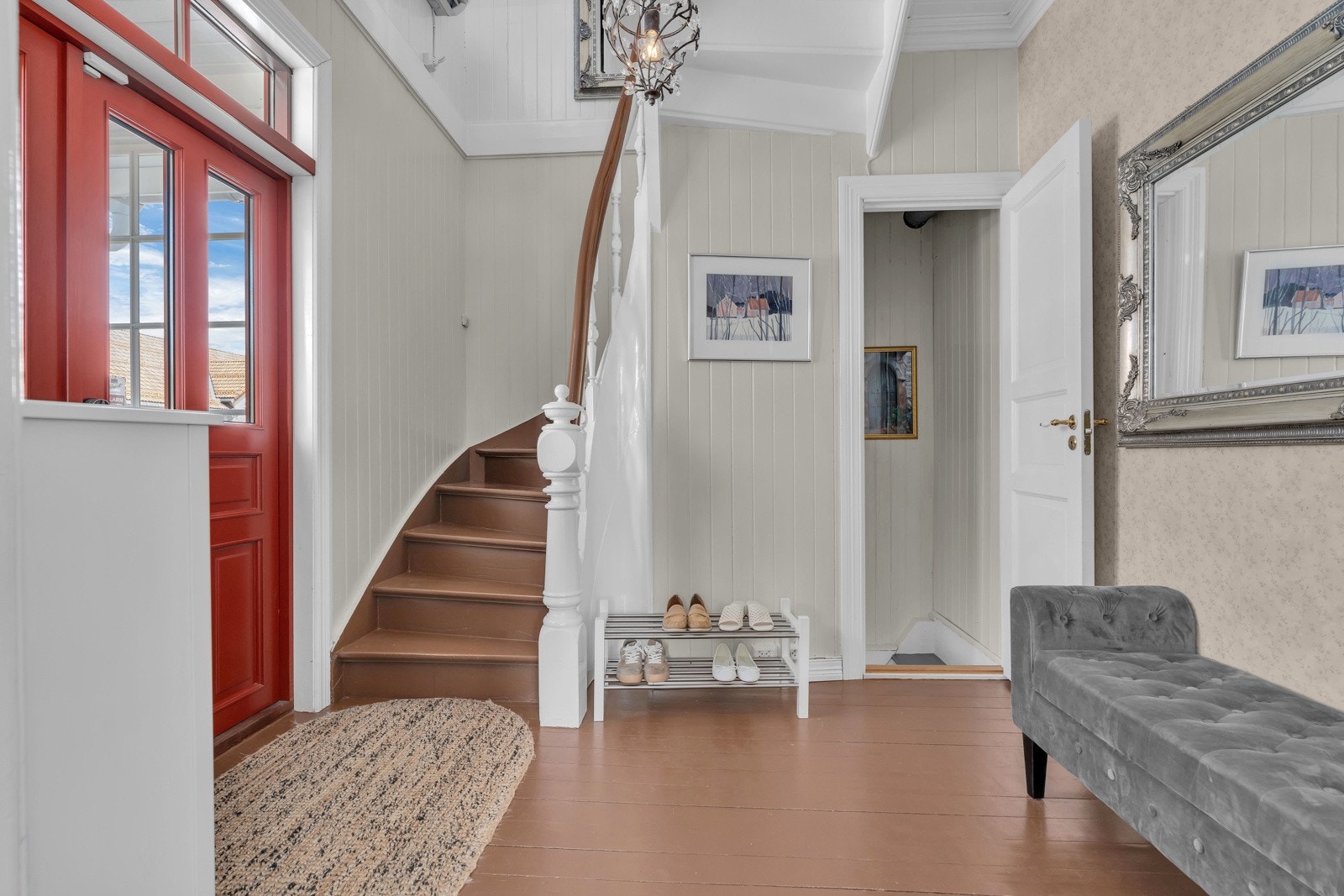 Velkommen inn! Romslig hàll med god plass til oppheng av tøy og annen møblering. Galleribilde