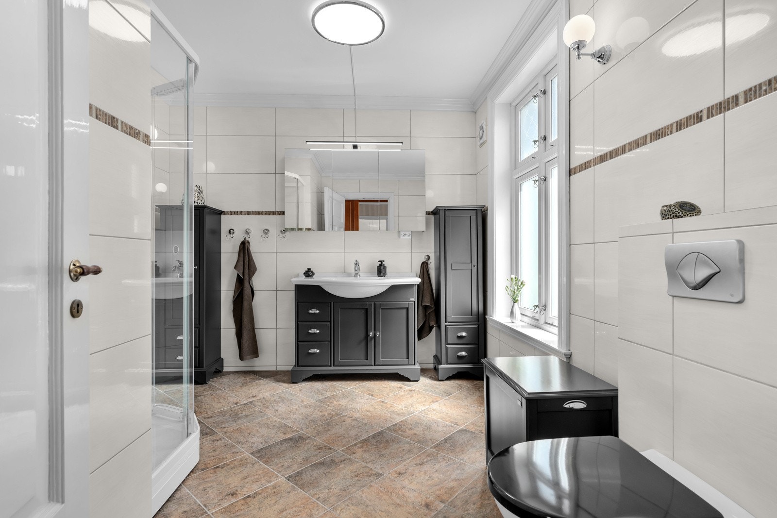 Fra gangen er det adkomst til badet. Galleribilde