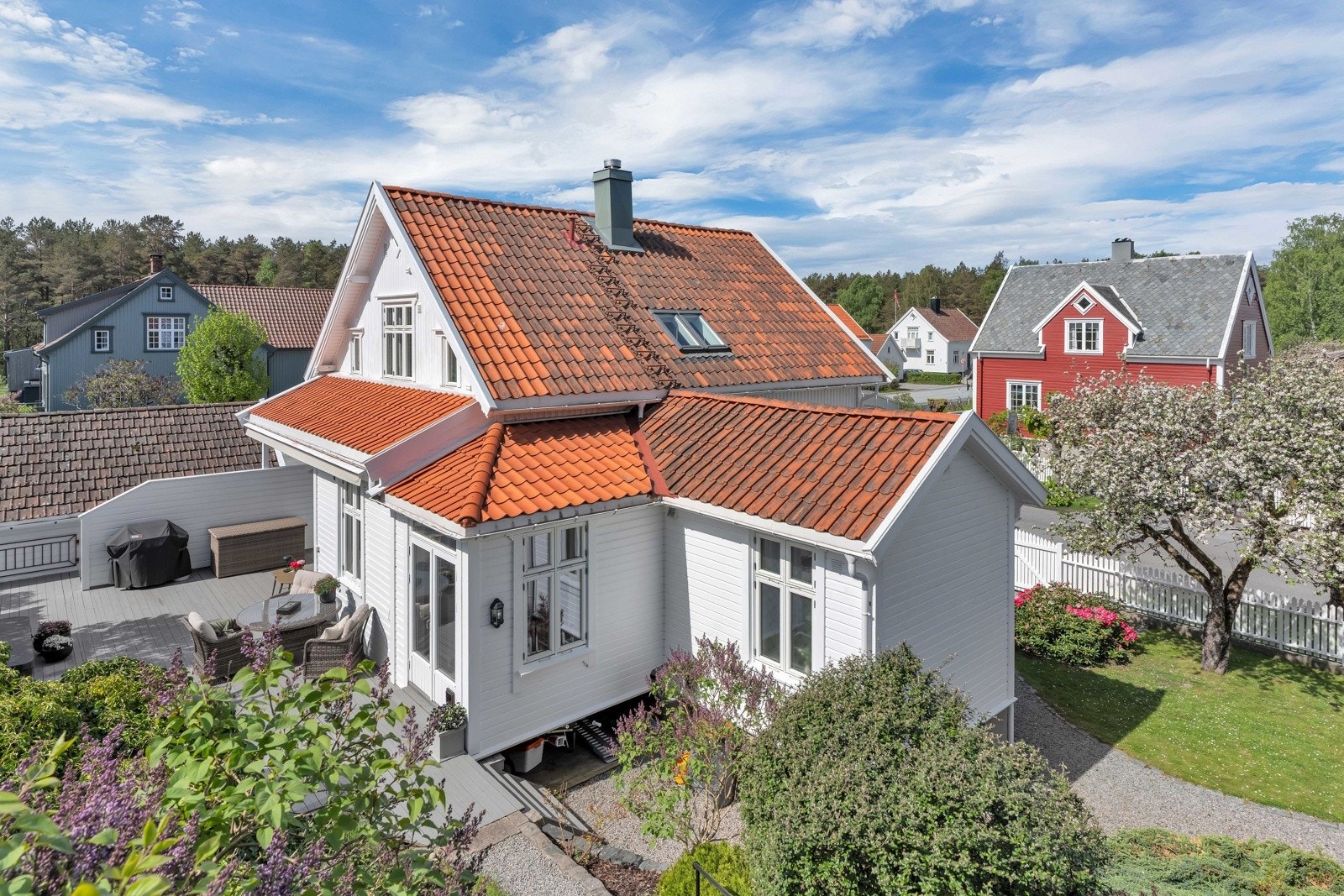 Boligen har et idyllisk og skjermet uteområde med plen, trær, beplatning og mange flotte sittesoner. Galleribilde