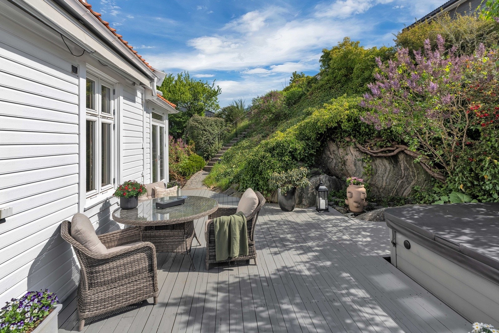 Fra terrassen og uteområdet går det trapp opp til utsiktspunkt. Galleribilde