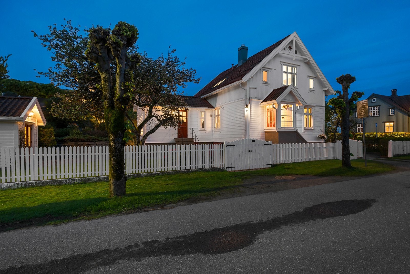 Boligen har et herskapelig preg med klassisk, tidløs eleganse og historisk sjarme. Galleribilde