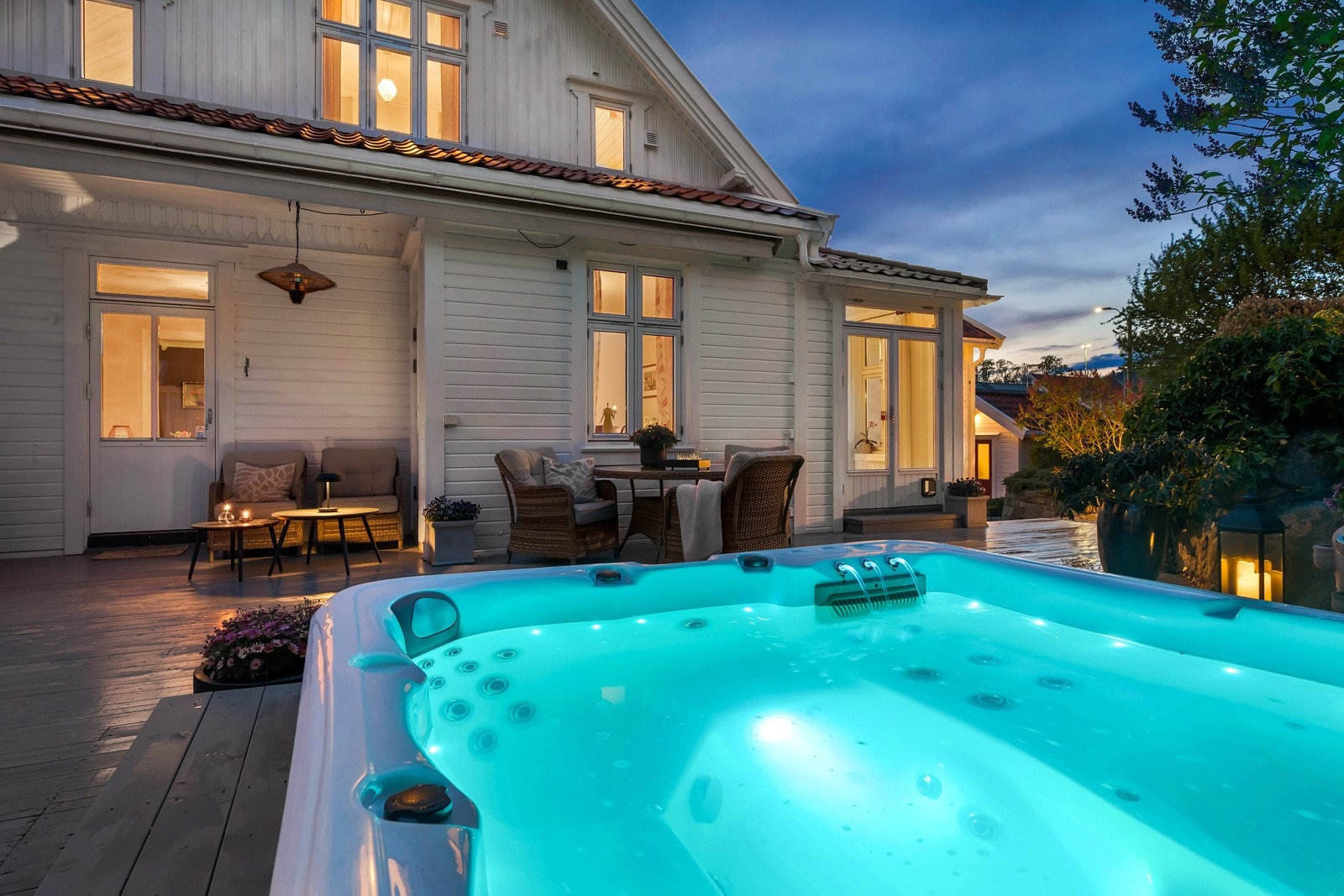 Fra stuen er det adkomst til stor, skjermet og usjenert terrasse med jacuzzi. Galleribilde