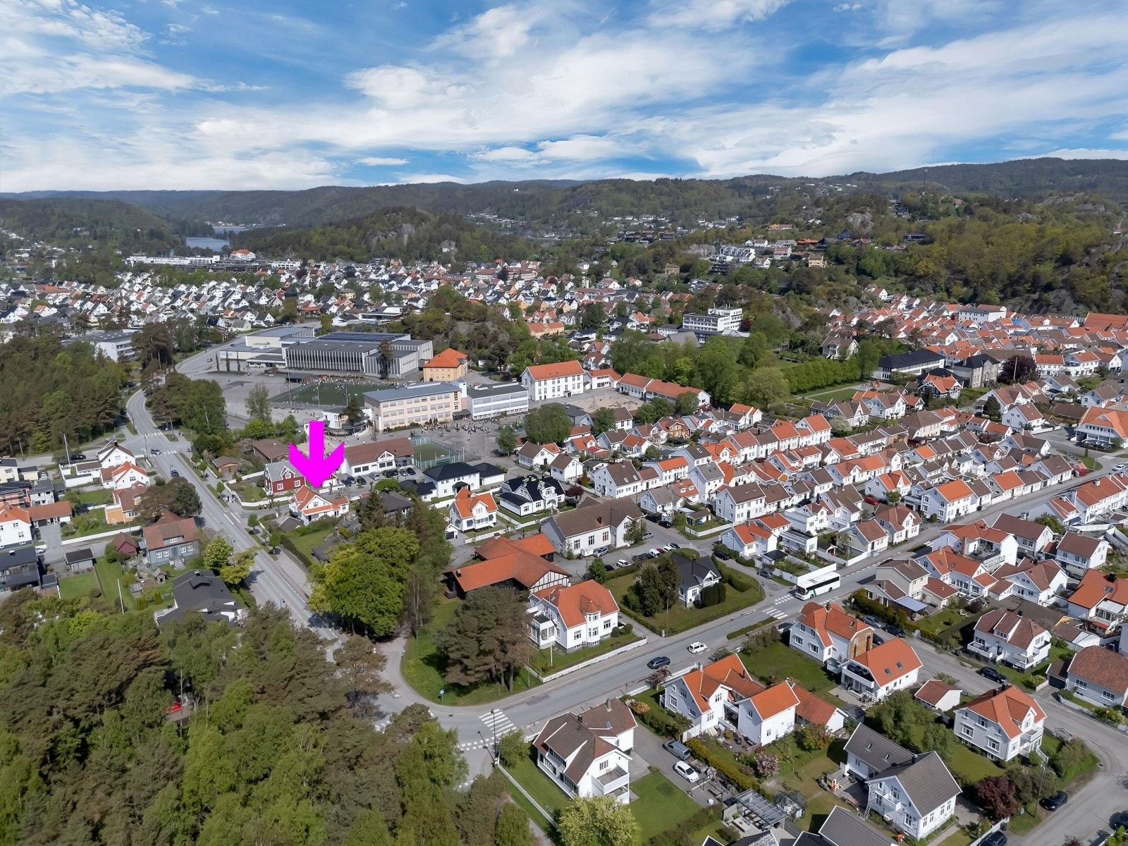 Barneskole, ungdomsskole, videregående skole, idrettshall/svømmehall samt dagligvarebutikker og treningssenter ligger rett i nærheten. Galleribilde