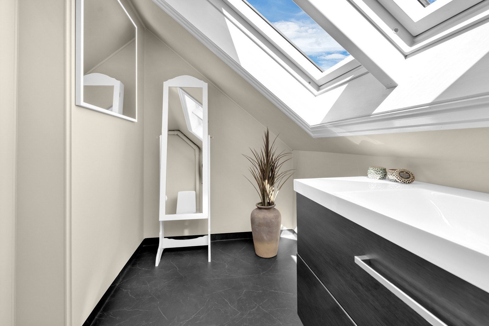 Toalettrom (ikke byggemeldt) med belegg med varmekabler i gulv, malte vegger og to Velux-vinduer som slipper inn mye lys. Galleribilde