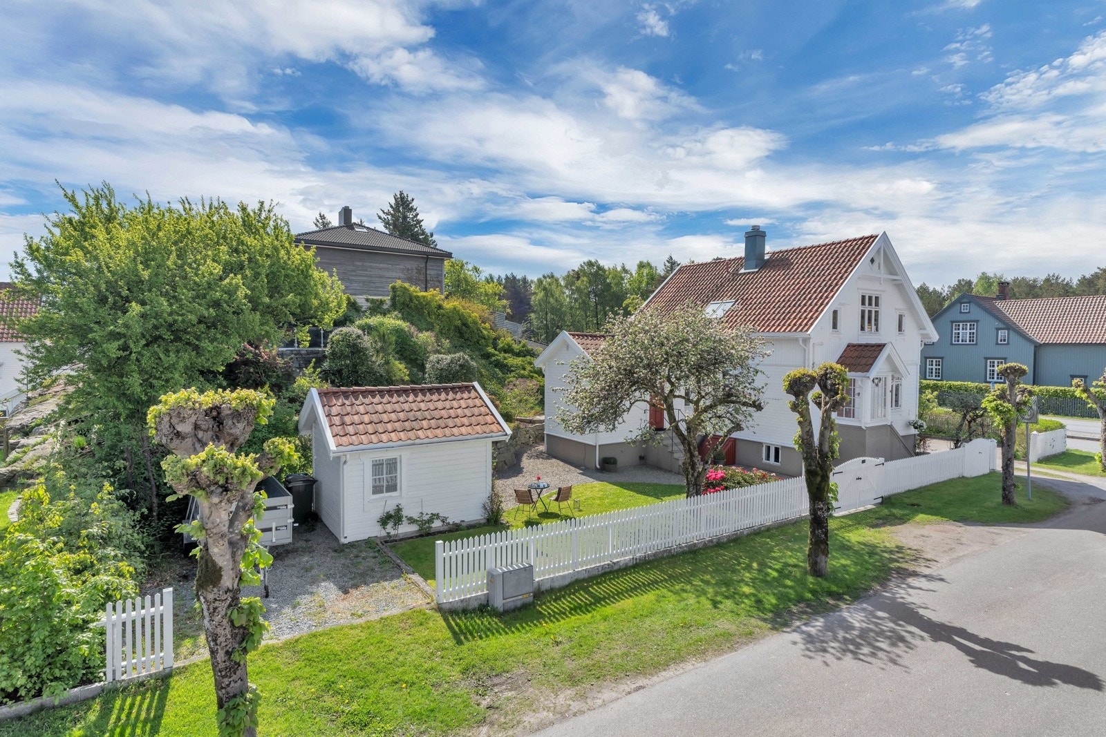 Boligen har beliggenhet på hjørnetomt i en flott gate og har et gruslagt område ved annekset med plass til henger eller bil. Galleribilde