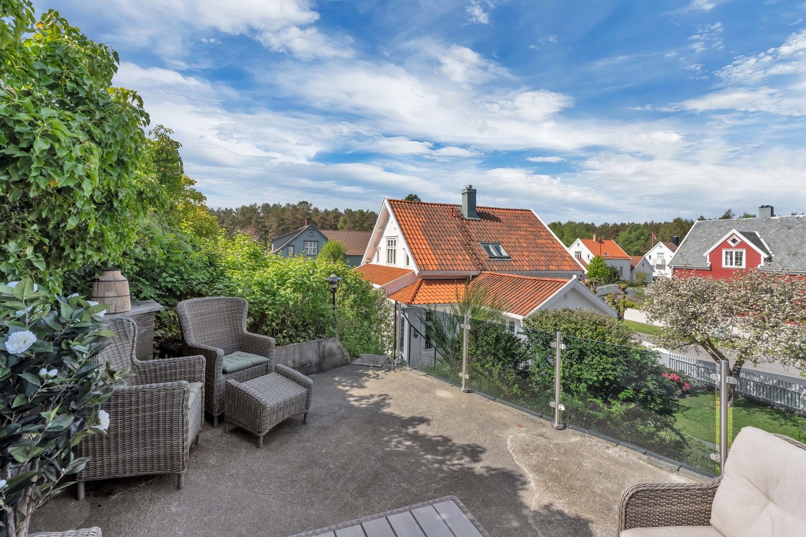 Tomten har eget utsiktspunkt med sota glassrekkverk og bra med kveldssol. Galleribilde