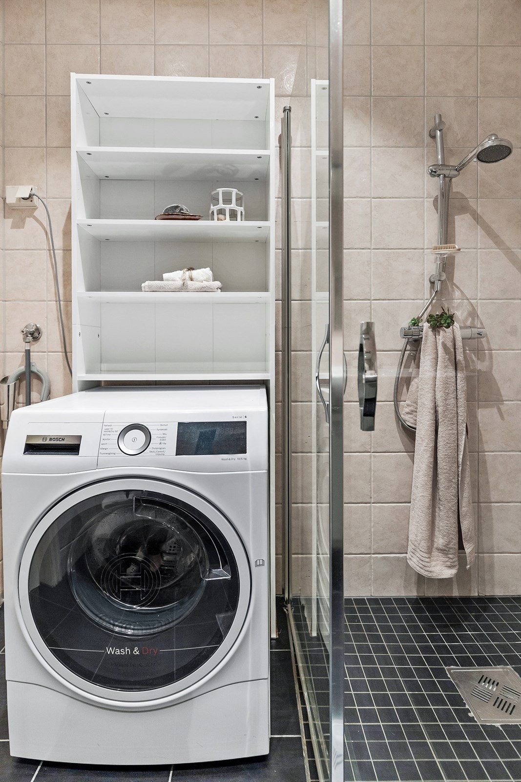 Badet har opplegg for vaskemaskin og praktisk plassering av hvitevarer Galleribilde