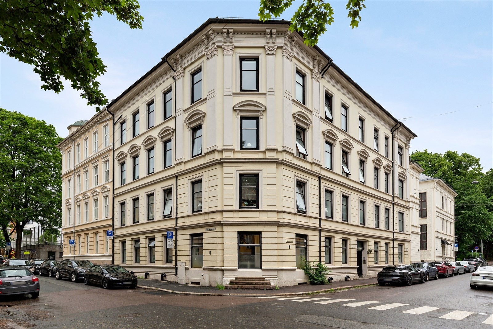 Eiendommen ligger i en klassisk og representativ bygård med tidstypisk fasade og sentral beliggenhet Galleribilde