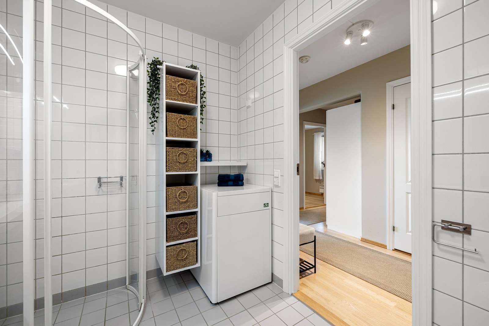 Badet er utstyrt med dusjhjørne og det er opplegg for vaskemaskin og tørketrommel. Galleribilde