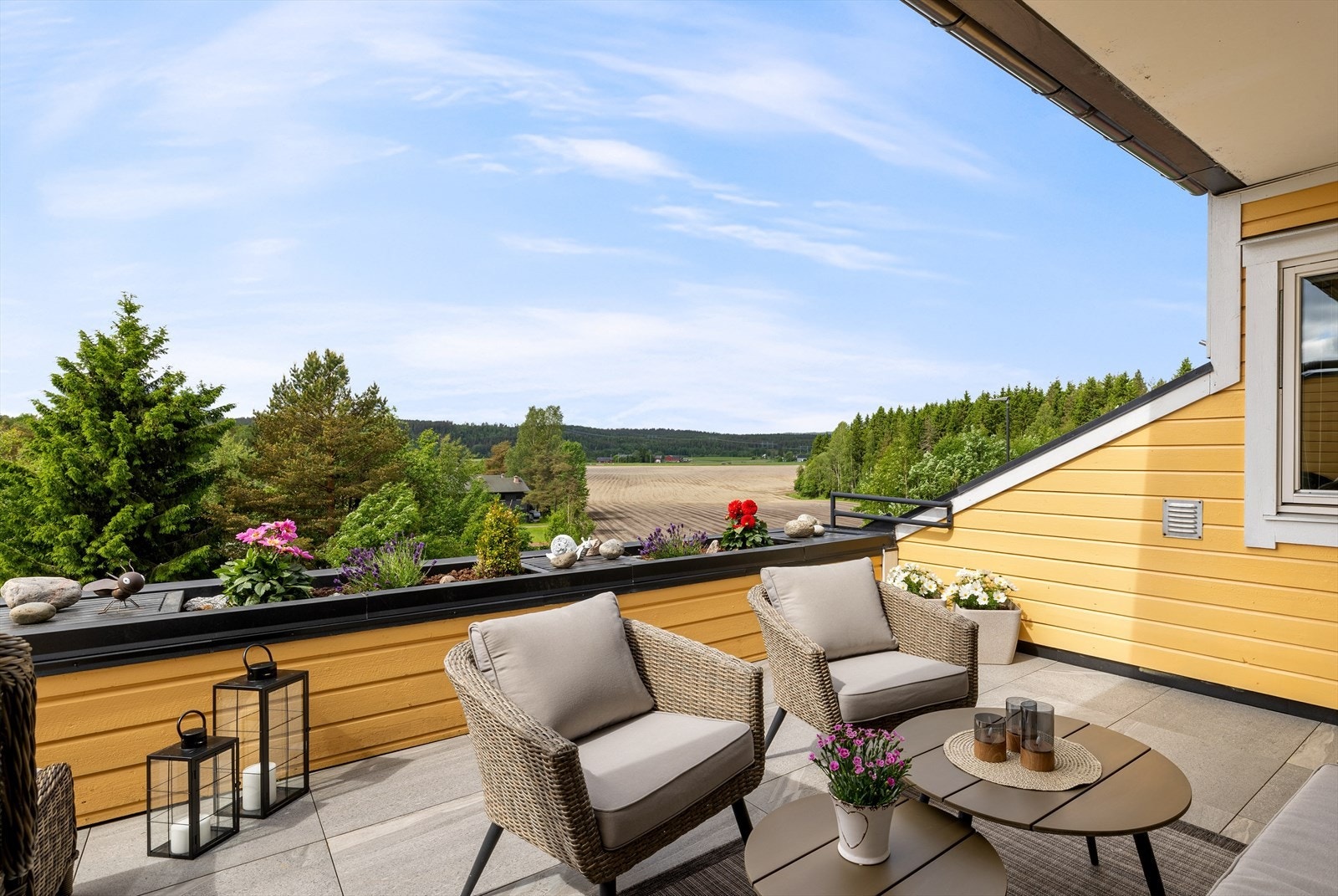 Kari Killi v/ Notar har gleden av å presentere en velholdt og oppgradert 3-roms terrasseleilighet (ende) i Lurudveien 32.
Foto: Foto by Helene. Galleribilde