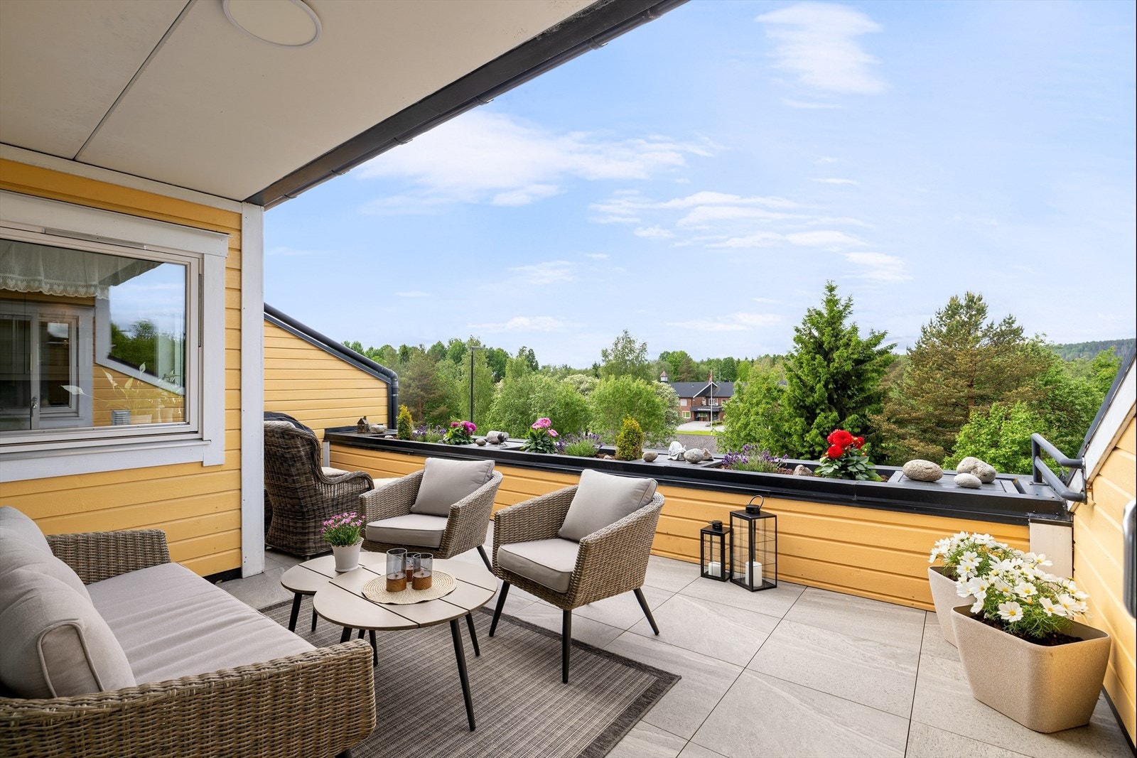 Leiligheten har en stor terrasse med fin utsikt, balkong og garasjeplass med elbillader. Galleribilde