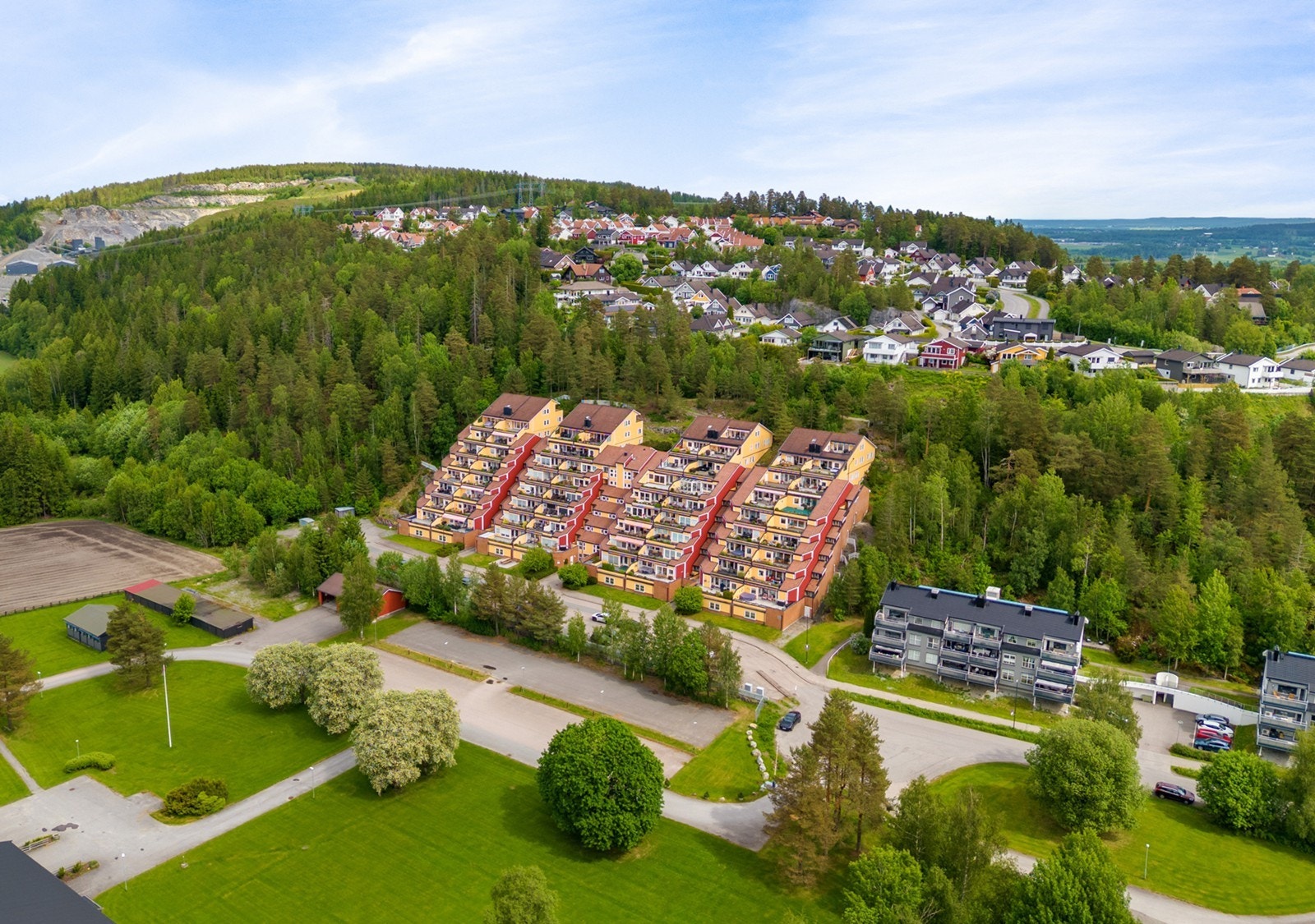 Eiendommen ligger i et hyggelig og barnevennlig boligområde på Skedsmokorset i Lillestrøm kommune, sentralt plassert midt mellom Oslo og Gardermoen. Galleribilde