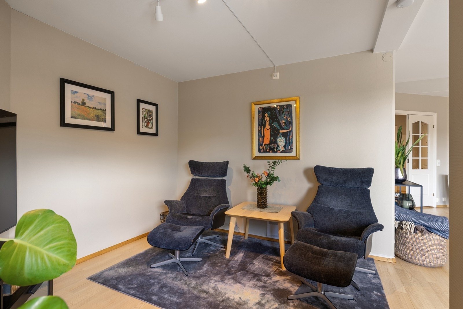 Den åpne og fleksible planløsningen gjør det enkelt å innrede etter behov, enten man ønsker flere soner for sosialt samvær eller en ekstra lesekrok. Galleribilde