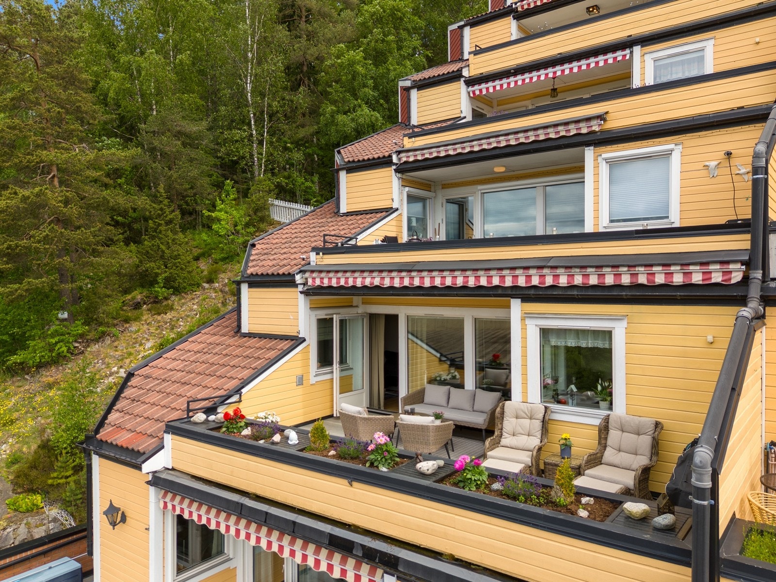 Fra terrassen er det hyggelig utsyn mot grønne omgivelser. Galleribilde