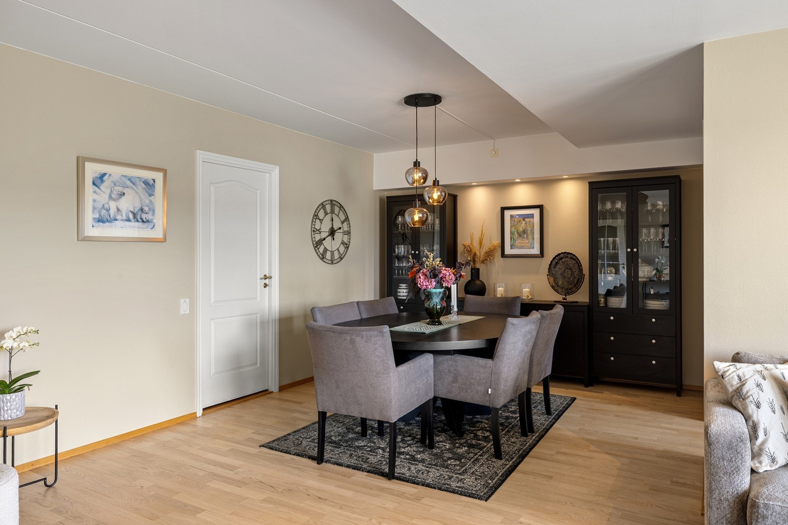 Her er det god plass til et større spisebord for familie og gjester. Galleribilde
