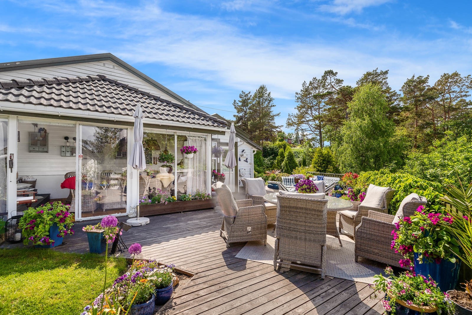 Usjenert og solrik terrasse Galleribilde