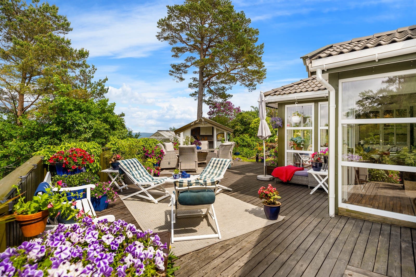 Usjenert og solrik terrasse Galleribilde