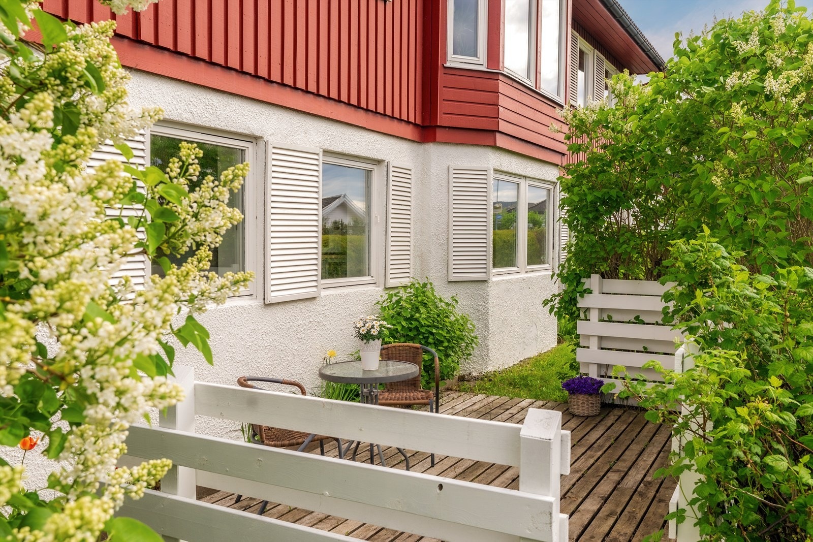 Den største utleieleiligheten har et frodig uteområde med sin egen markterrasse. Galleribilde