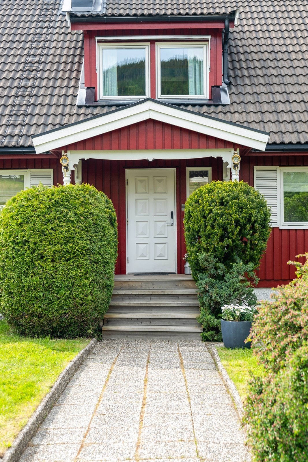 Eiendommen har vært i selgers eie siden 1996 og fremstår svært velholdt og ivaretatt - ute som inne! Galleribilde