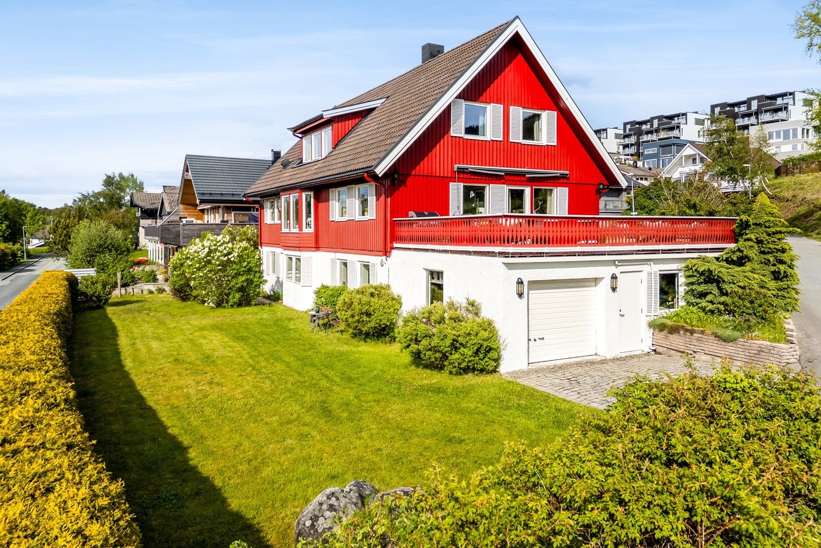 Eiendommen ligger flott til på et høydedrag med nydelig utsikt og strålende solforhold fra morgen til kveld. Galleribilde