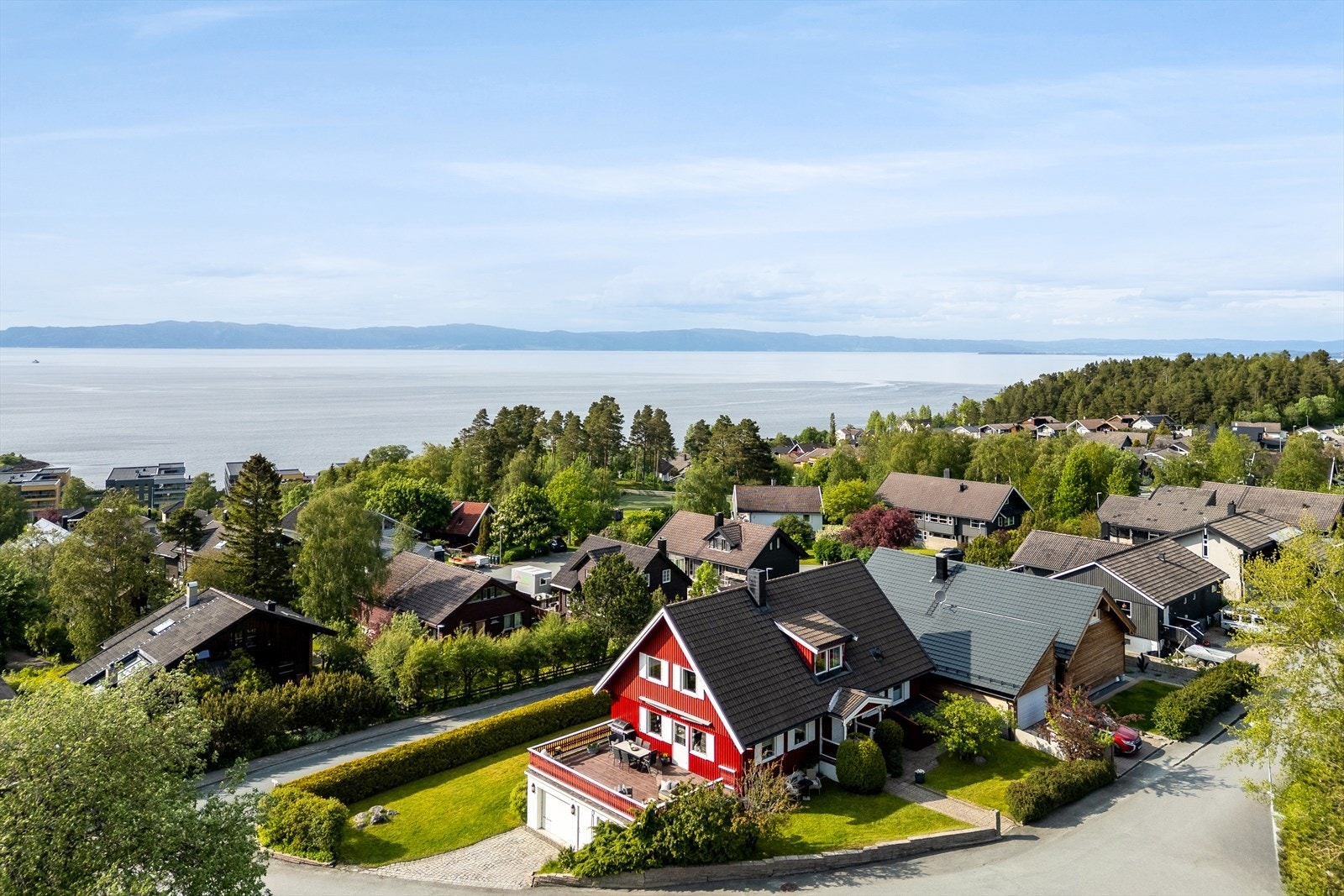 Dronefoto - Eiendommen har en eksepsjonelt god beliggenhet i feltet, godt skjermet fra gjennomgangstrafikk og støy. Galleribilde