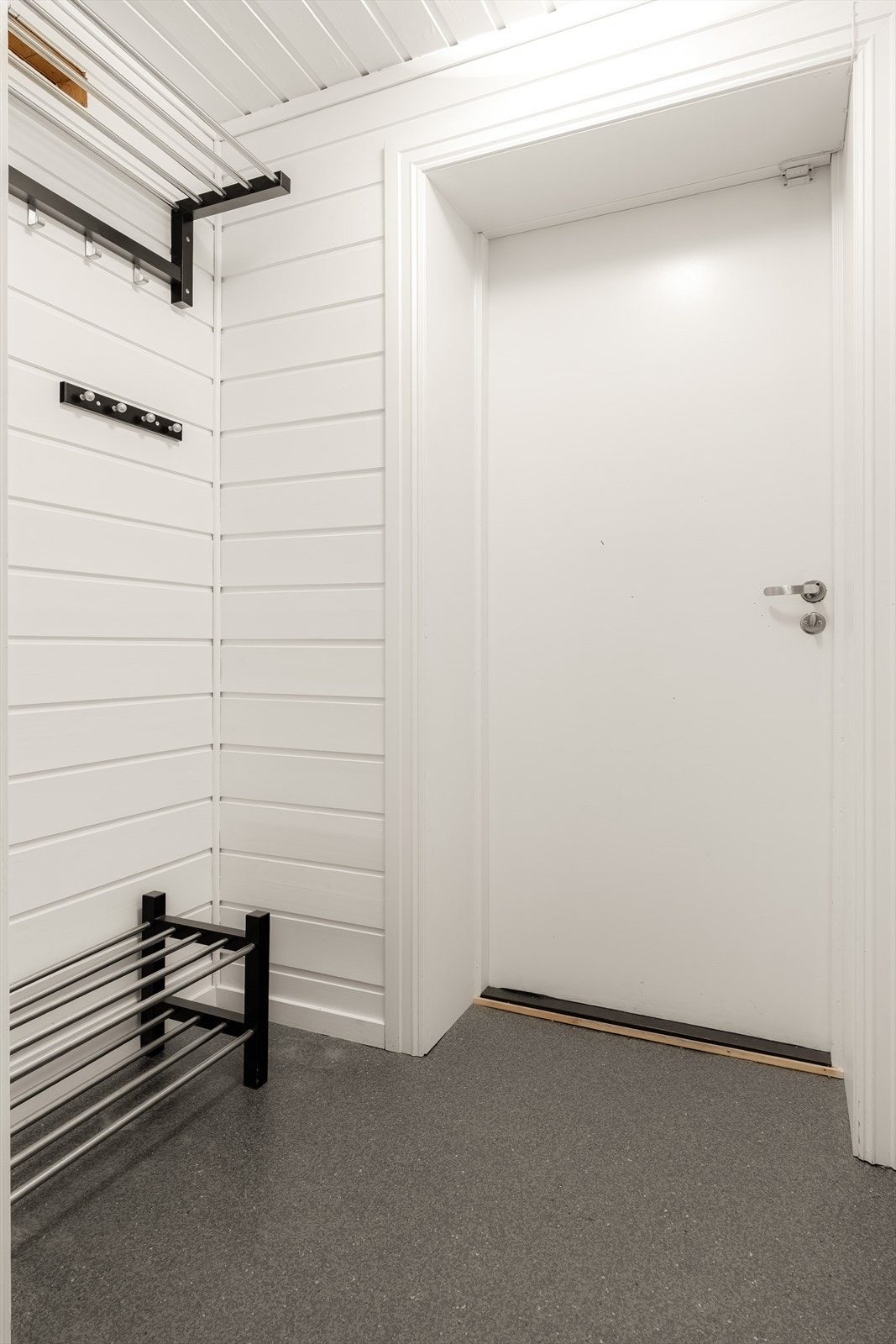 Gang / entre hybelleilighet. Det er direkte tilgang til hybel via hoveddel med utgang til garasje, så man kan enkelt ta i bruk arealet selv om ønskelig. Galleribilde