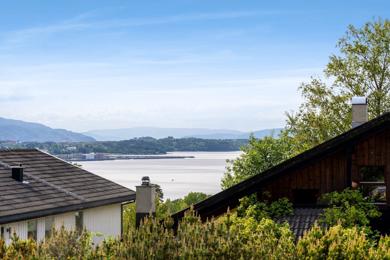 Eiendommen har en av de bedre beliggenhetene høyt i Væretrøa med nydelig utsikt over Trondheimsfjorden fra flere soner. Galleribilde