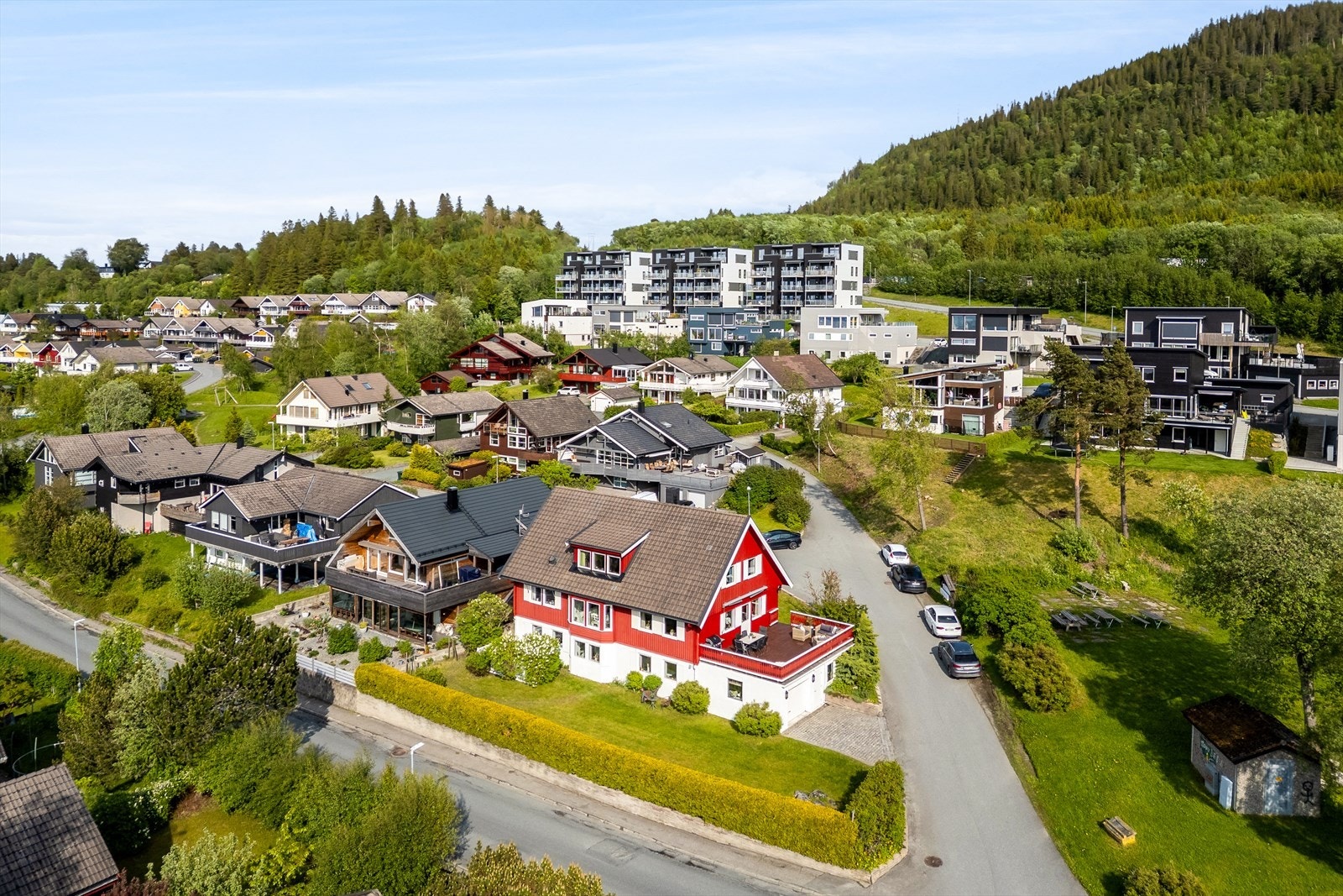 Om sommeren står kveldssola på til ca. 23.00 på den sør-vestvendte terrassen. Galleribilde