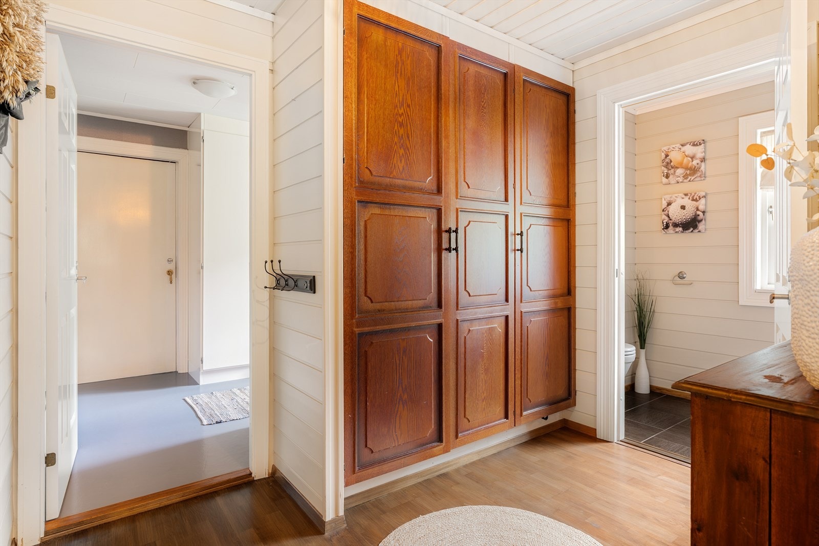 Det er rikelig med oppbevaringsplass ved entre/gang og ellers i den innholdsrike boligen. Galleribilde