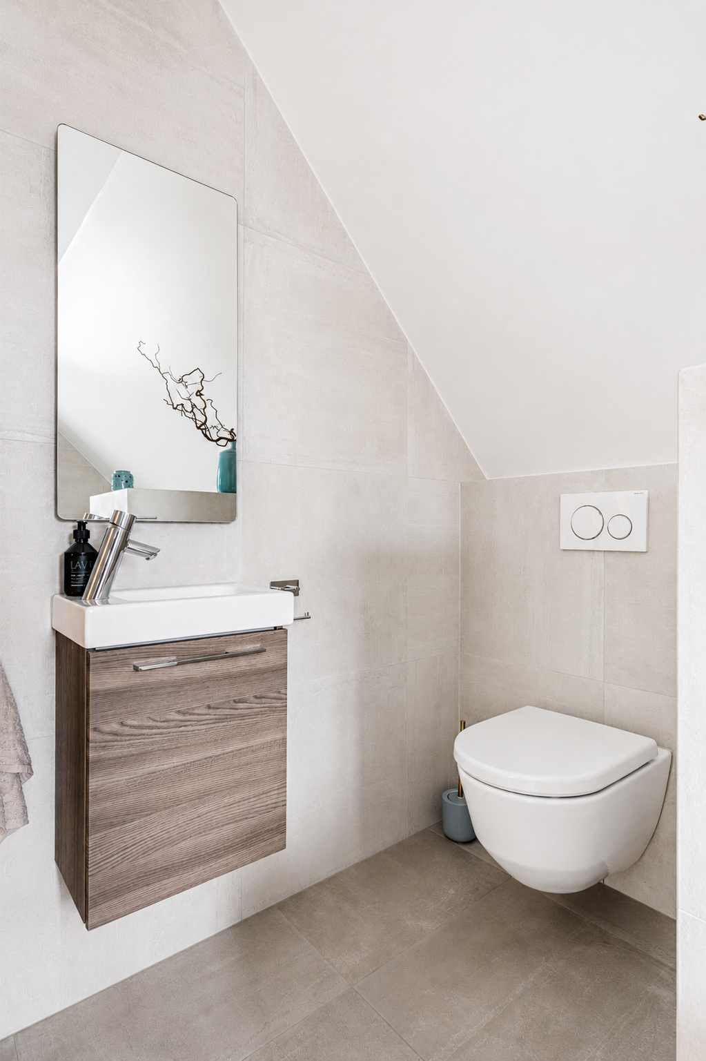 "WC-avdeling" med egen servant. Totalt er det 3 vannkraner på badet. Galleribilde